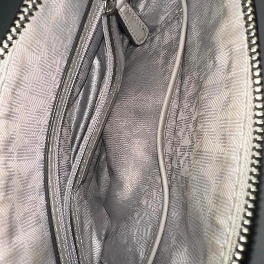 Michael Michael Kors Microstud Cindy Crossbody – Pearl Grey